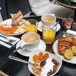 Mom'art Hotel 4*