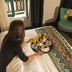 Отель Mom'art 4*