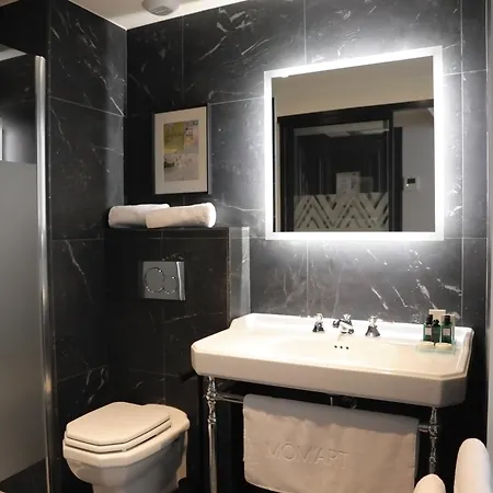 Mom'art Hotel