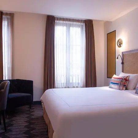 Mom'art Hotel 4*