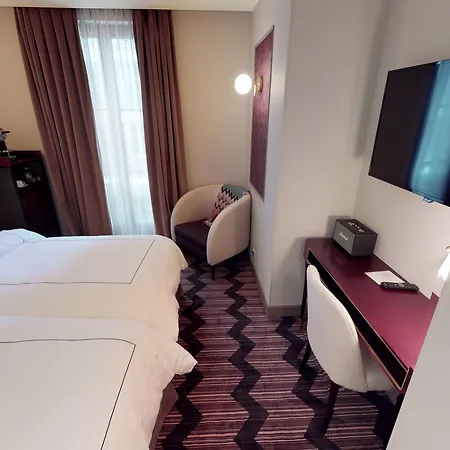 Mom'art Hotel 4*