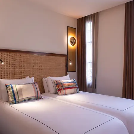 Hotel Mom'art Paryż