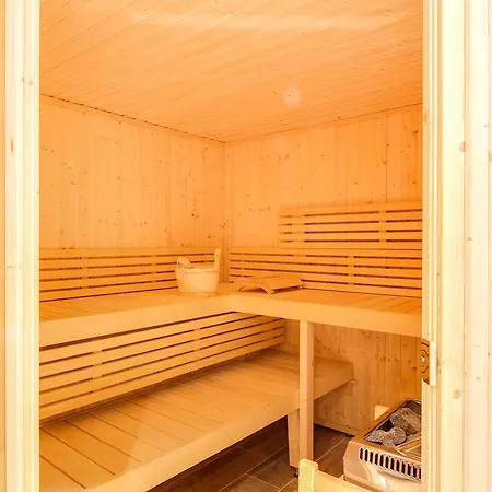 Mom'art Hotel 4*