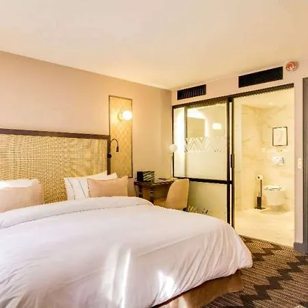Mom'art Hotel 4*